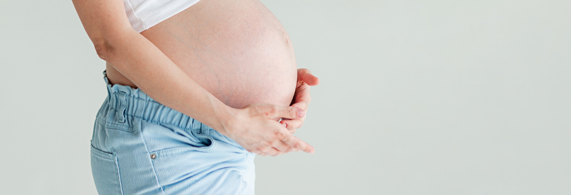 Czym jest płyn owodniowy? Rola wód płodowych w ciąży.